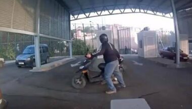 Une voiture force la frontière à Melilia ce vendredi (vidéo)