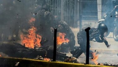 Scènes de &ldquo;guerre&rdquo; au Venezuela, qui vote pour la Constituante