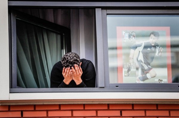 Vaste élan de solidarité avec Abdelhak Nouri, victime d'un malaise cardiaque en plein match (Images)