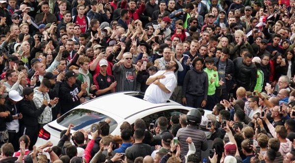 Vaste élan de solidarité avec Abdelhak Nouri, victime d'un malaise cardiaque en plein match (Images)
