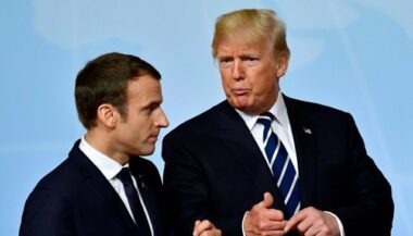 Trump, en difficulté à Washington, reçu en grande pompe à Paris