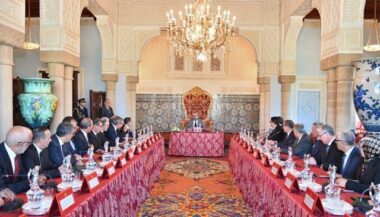 Le Roi préside un conseil des ministres