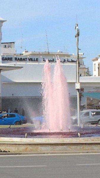 Violences faites aux femmes: des fontaines maculées de peinture rouge, les autorités ouvrent une enquête