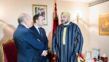 Le Roi reçoit Emmanuel Macron à Abidjan