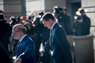 L'enquête russe se rapproche de Trump, son ex-conseiller inculpé