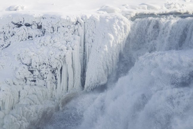 Images. Les chutes du Niagara en partie gelées
