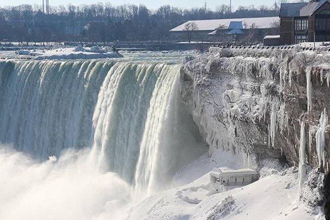 Images. Les chutes du Niagara en partie gelées