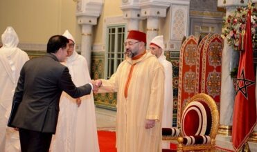 Le Roi reçoit des ambassadeurs étrangers venus présenter leurs lettres de créance