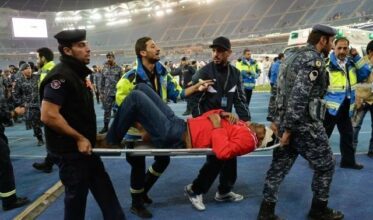 Vidéos. Koweït: 40 blessés après la chute d'une barrière dans un stade