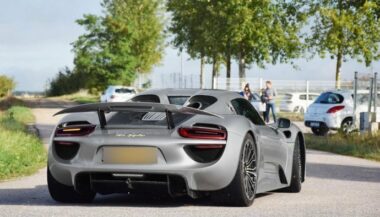 La taxe sur les voitures de luxe désormais payée auprès de la Douane