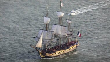 La frégate française l'Hermione arrive à Tanger