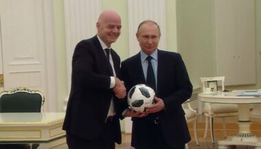 A 100 jours du Mondial, Poutine jongle avec Infantino (Vidéo)