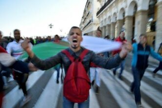 Algérie: la mobilisation massive contre Bouteflika change la donne