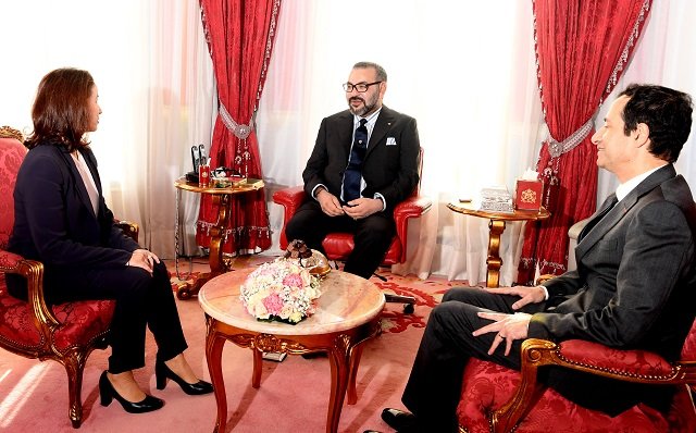 Le Roi reçoit Dounia Tâarji et Obaid Amrane