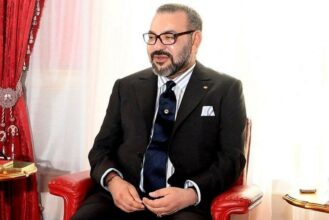 Le Roi reçoit Dounia Tâarji et Obaid Amrane
