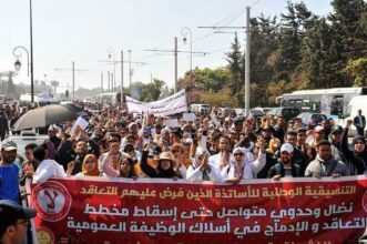 Les enseignants contractuels accusent le gouvernement de double discours