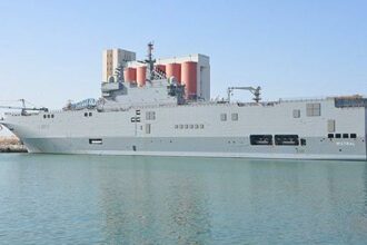 Le porte-hélicoptères français Mistral en escale à Agadir