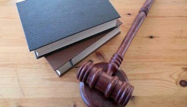 Six mois de prison avec sursis pour quatre journalistes et un député