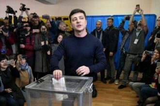 Ukraine: Le comédien Zelensky face au Président Porochenko au second tour