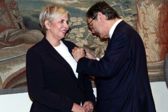 Nezha Hayat décorée par le Roi d'Espagne