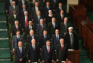 La Tunisie dans l'incertitude, le nouveau gouvernement rejeté par le parlement