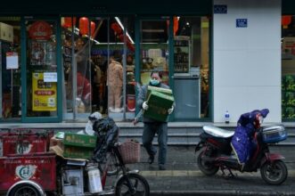 Virus chinois: le nombre de décès bondit à 80, des étrangers seront évacués