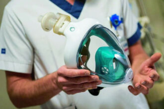 Covid-19: Les masques &ldquo;Easybreath&rdquo; de Decathlon transformés en respirateurs