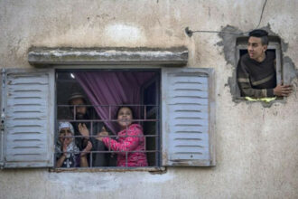 Le confinement reste difficile dans les quartiers pauvres et surpeuplés (AFP)