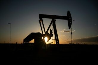 Face aux tensions géopolitiques, les cours pétroliers plongent dans l'incertitude