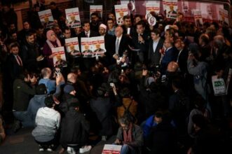 Hommage à Khashoggi devant le consulat saoudien à Istanbul