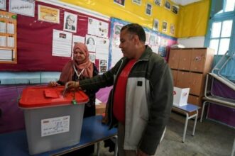 Pour la première fois en Tunisie, des policiers et militaires votent