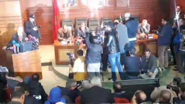 Live: Couverture de la signature de la charte de la majorité.