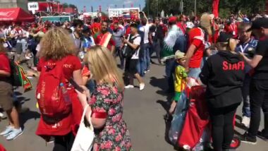 A l'entrée du stade où va se jouer Maroc Portugal les supporters marocains sont nombreux et festifs.