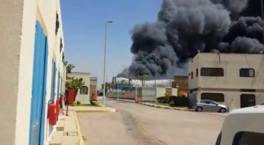 Images. Un entrepôt de stockage prend feu à Mohammedia