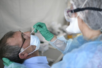 Covid-19: Le test salivaire plus efficace que le prélèvement nasal ?