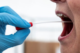 Covid. L'utilisation des tests antigéniques rapides peut réduire la transmission (études)