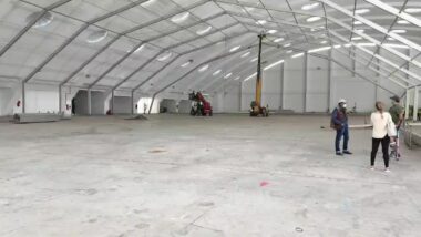 En direct: sur le site de construction de l'hôpital de campagne de 700 lits à Casa