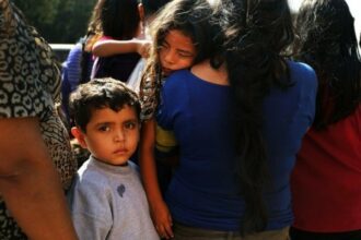 La responsabilité de retrouver les parents séparés des enfants migrants revient à l'administration Trump (juge)