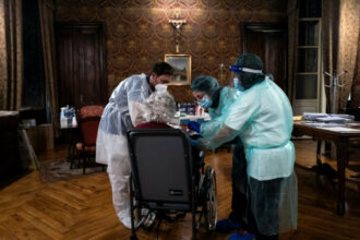 Le coronavirus &ldquo;parmi nous&rdquo; pour longtemps, la vaccination accélère en Europe