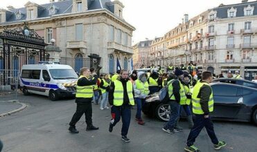 Gilets jaunes : 31.000 manifestants en France, 700 interpellations à la mi-journée