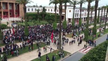 Les manifestations des étudiants contre le maintien de l'heure d'été se poursuivent devant le parlement à Rabat