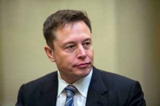 Le constructeur automobile Tesla va rester en Bourse