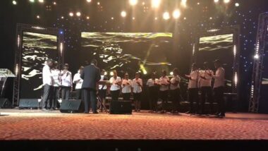 Un chœur de jeunes ivoiriens chante l'hymne national marocain.  Cela se passe le jeudi 18 avril au cours de la soirée de lancement de la marque Prestigia à Abidjan.