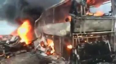 L'accident a été provoqué par une collission frontale entre un camion et un autocar de la CTM. L'autocar transportait des voyageurs ainsi qu'un groupe de 14 enfants et leurs trois accompagnateurs.