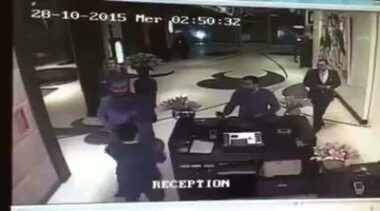 La vidéo montre Badr Hari agresser le réceptionniste d'un hôtel.