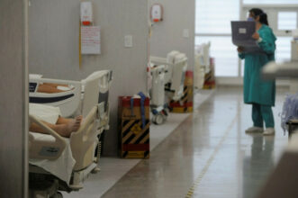 Virus: 50 millions de cas dans le monde, Biden ouvre une cellule de crise