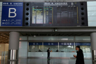 Virus: plus d'un millier de vols annulés aux aéroports de Pékin