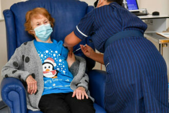 Covid-19: la vaccination lancée au Royaume-Uni