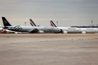 Les émissions de CO2 du transport aérien ont suivi l'effondrement du trafic en 2020