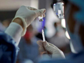 Virus: le vaccin Johnson and Johnson recommandé aux Etats-Unis, reconfinement local en